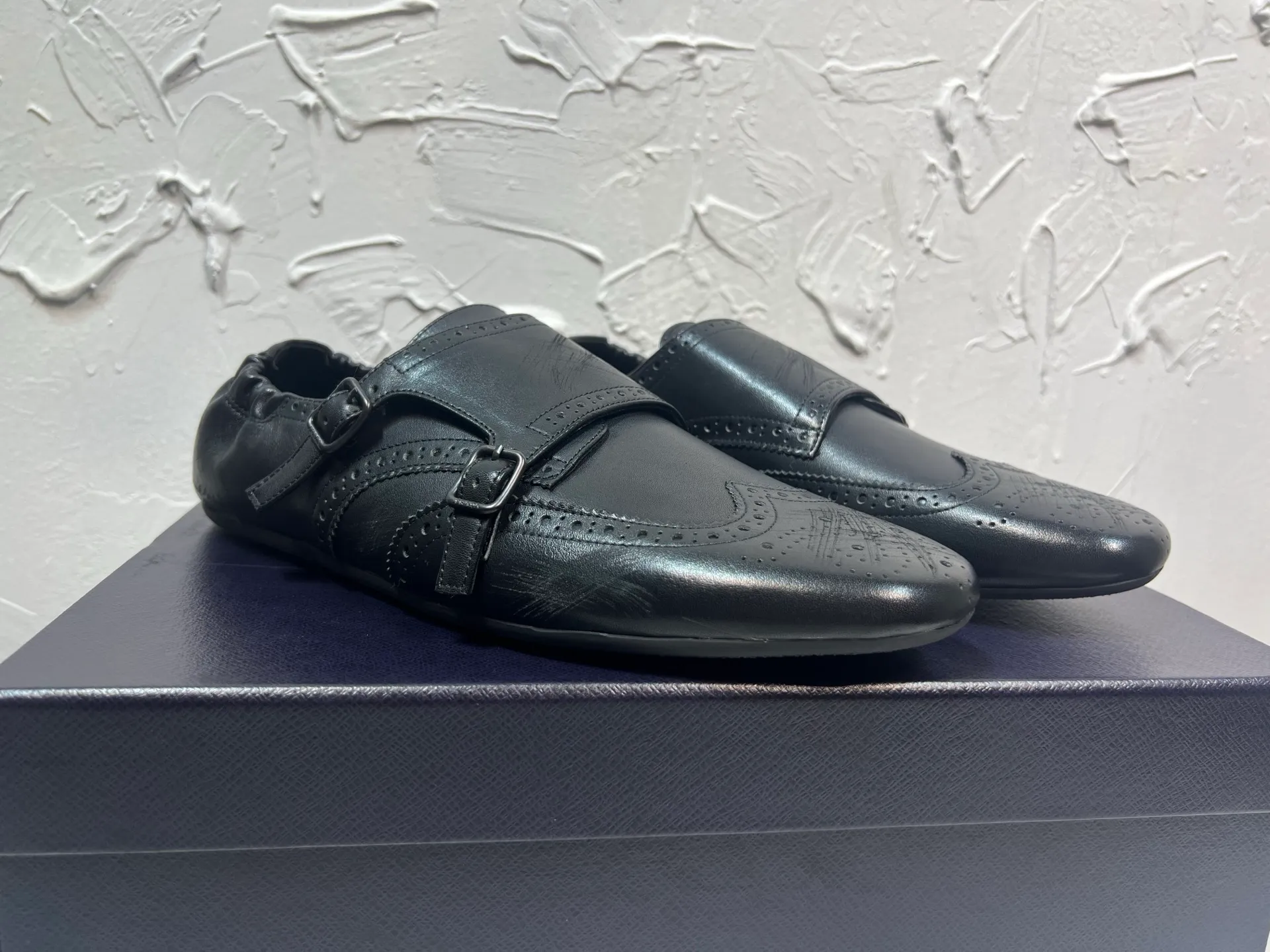 P820 ​​prada derby2025 spring and autumn latest Prada slip-on retro men's leather shoes, Shuffle double-button Mengke shoes, upper cowhide, lining and foot cowhide, rubber sole, original packaging black and brown 2 colors, code number: 39-46